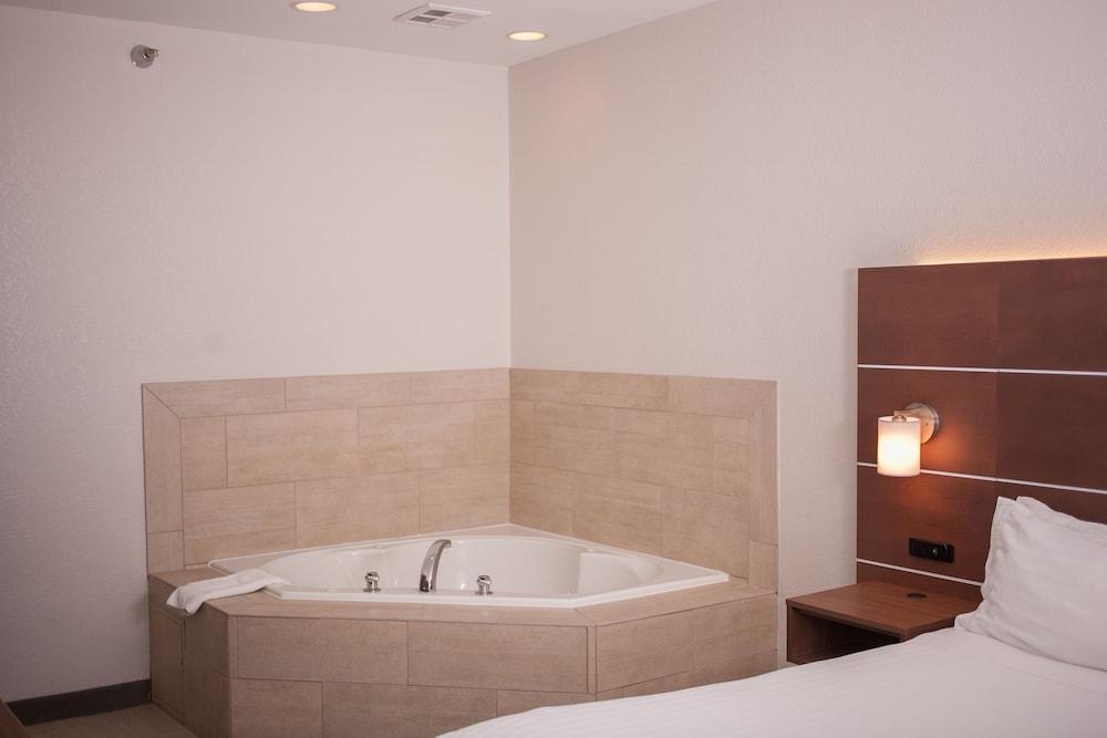Holiday Inn Express Hotel & Suites by IHG photo 12