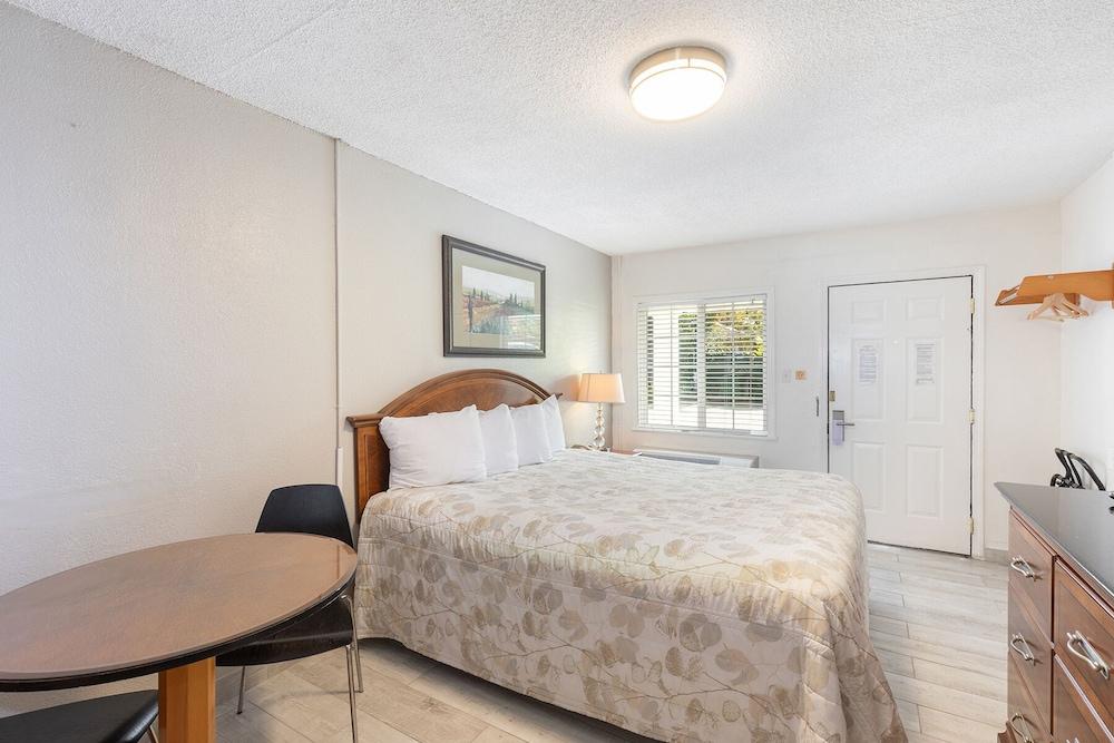 Vineyard Valley Inn photo 17