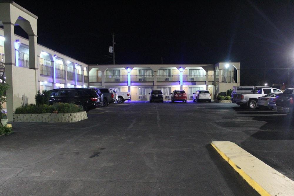 Hutchinson Inn photo 12