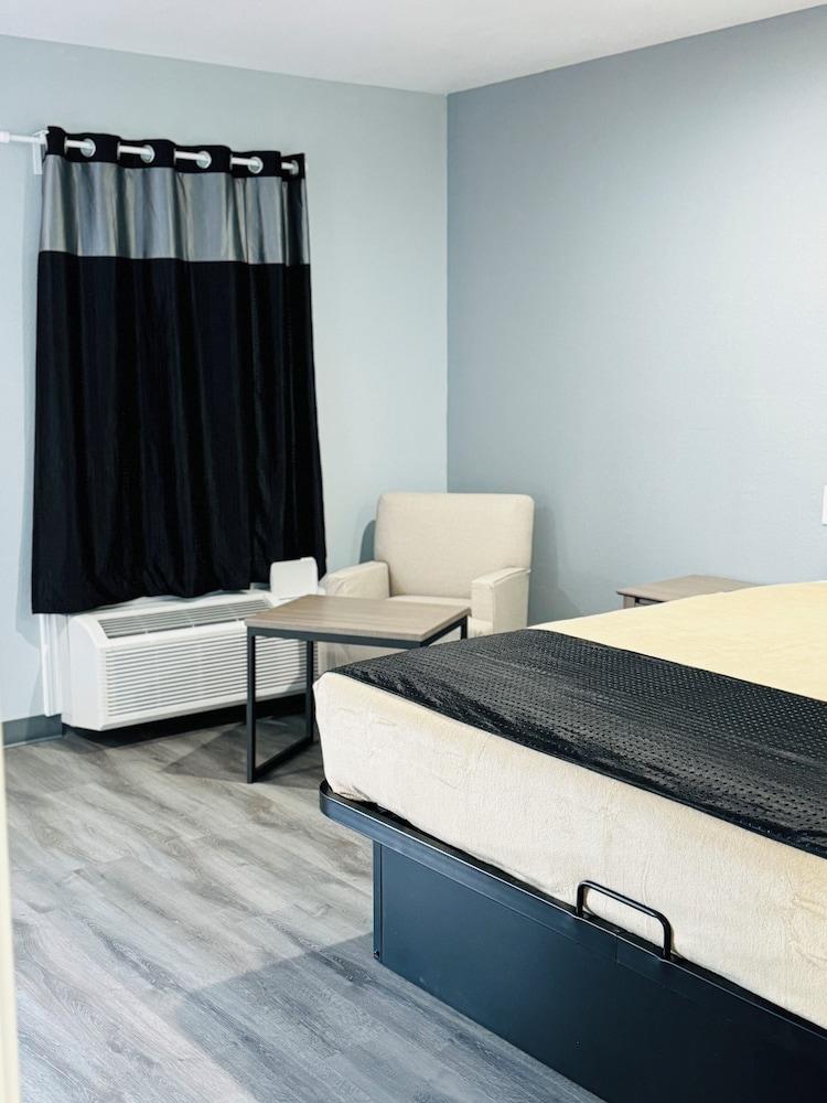 EXPRESS INN & SUITES photo 15