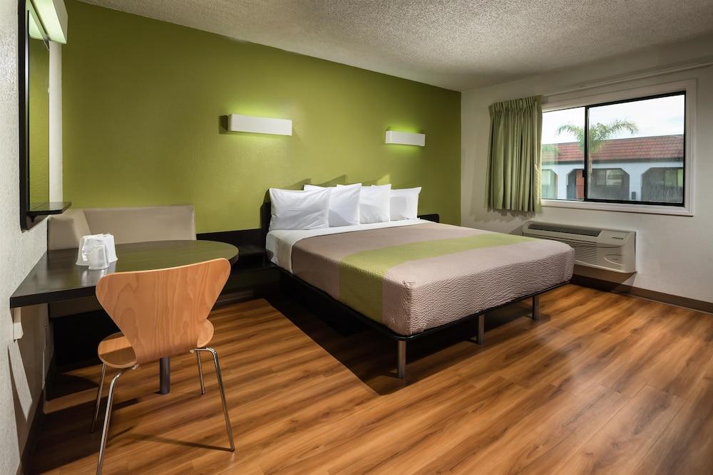 Motel 6 Canoga Park, CA photo 8