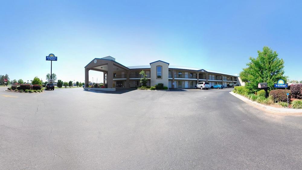Days Inn & Suites by Wyndham Pine Bluff photo 35