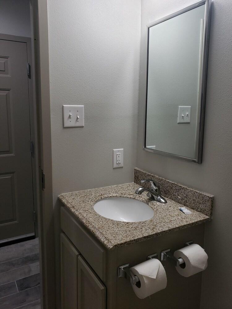 Budget Inn & Suites photo 27