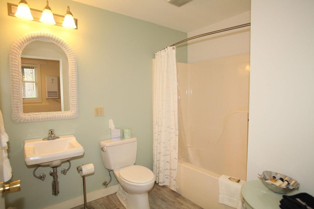 Glen Cove Inn & Suites photo 45