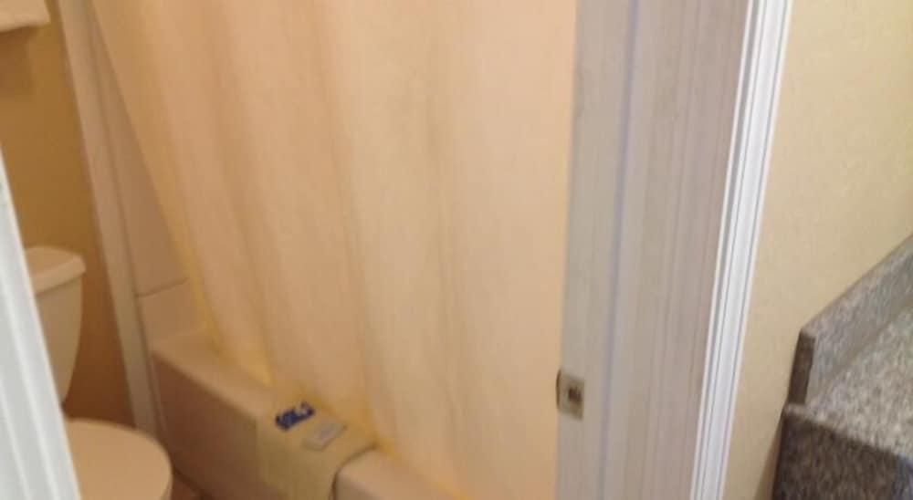 Deluxe Inn photo 3