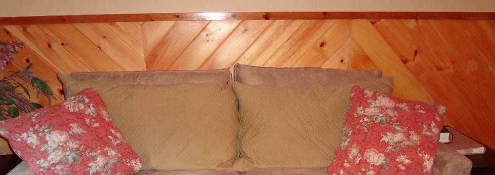 Hinckley's Dreamwood Cottages photo 37