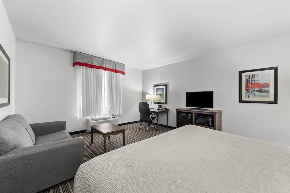 Quality Inn & Suites Pearsall photo 17