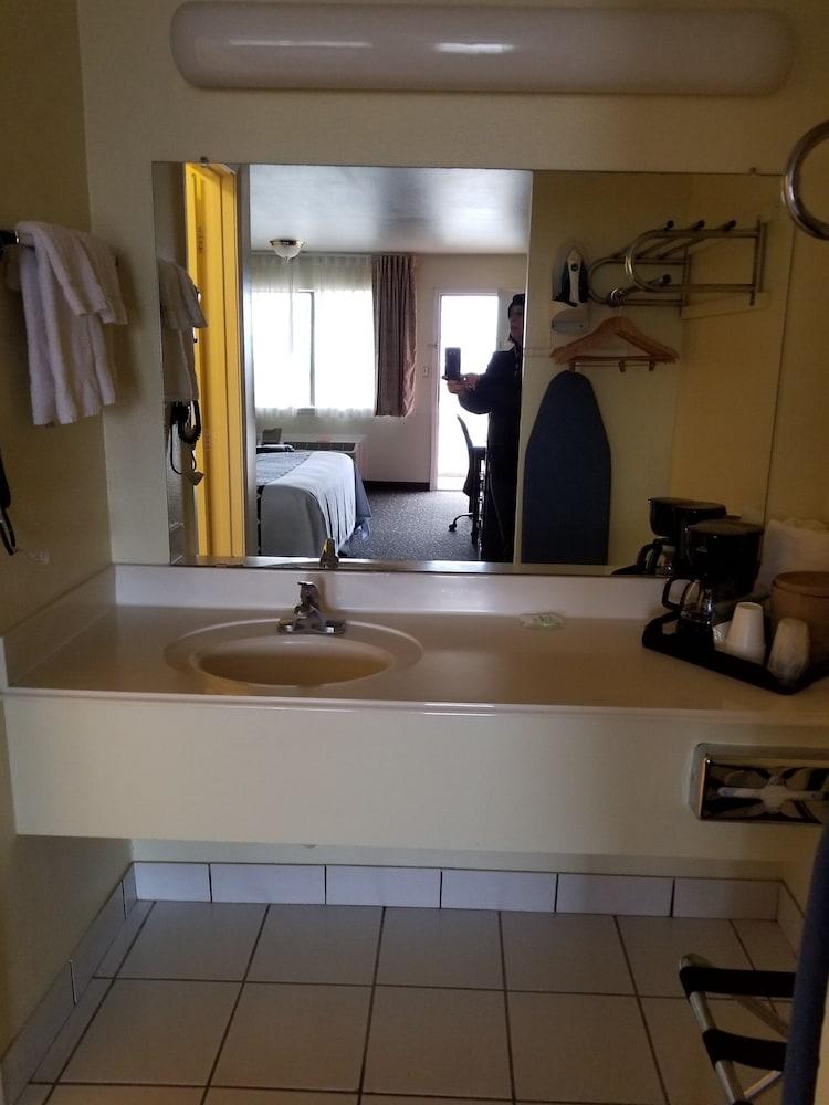 Shiloh Inn photo 17