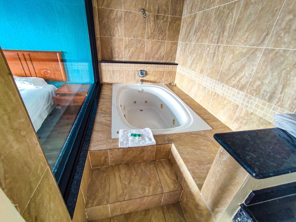 Clover Inn & Suites photo 6