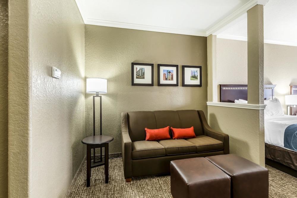 Comfort Suites Houston IAH Airport - Beltway 8 photo 11