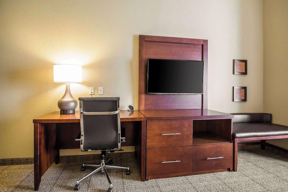 Comfort Suites Dodge City photo 26