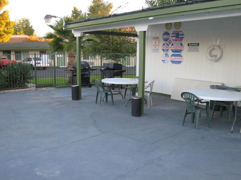 Town House Motel photo 23