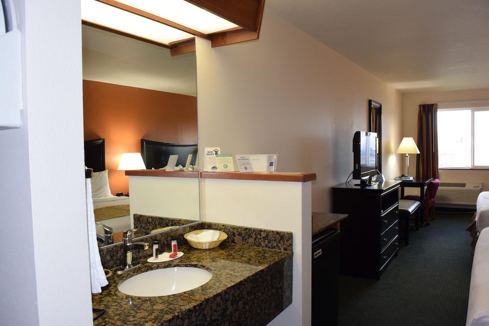 Travelodge Suites by Wyndham Newberg photo 35