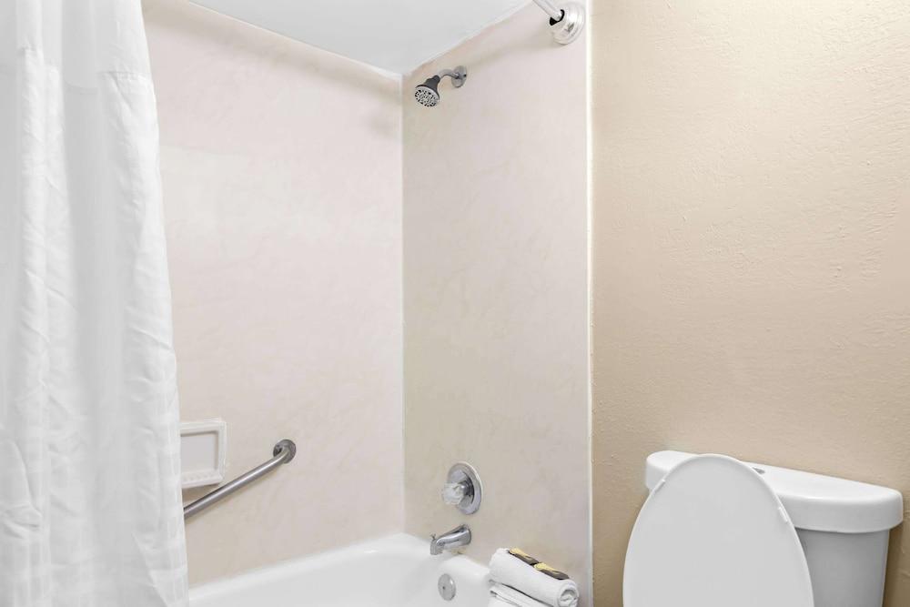 Suburban Studios Brunswick I-95 photo 13