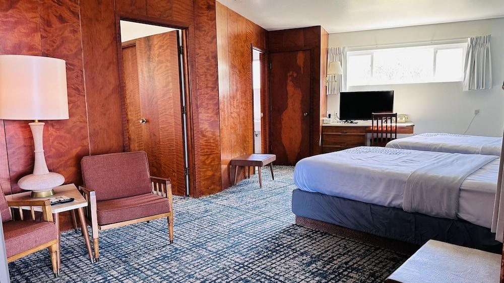 Curly Redwood Lodge photo 26