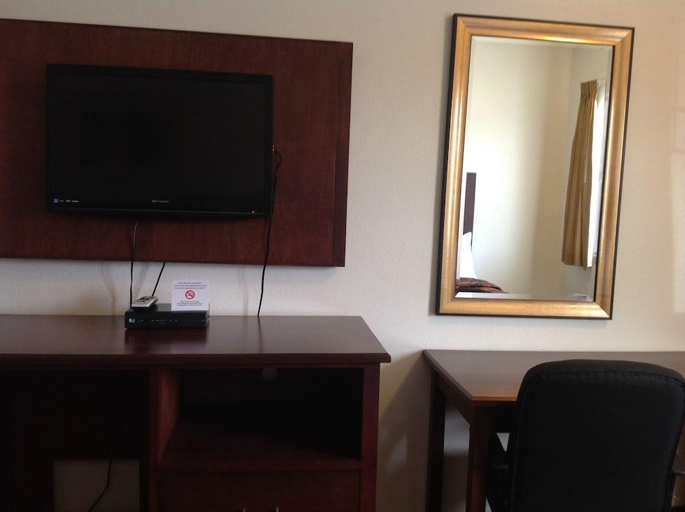 America Inn & Suites photo 13