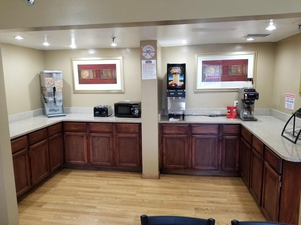Travelodge by Wyndham Lansing IL photo 18
