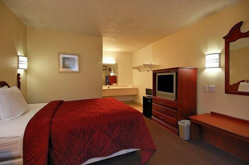 Super 6 Inn & Suites photo 26