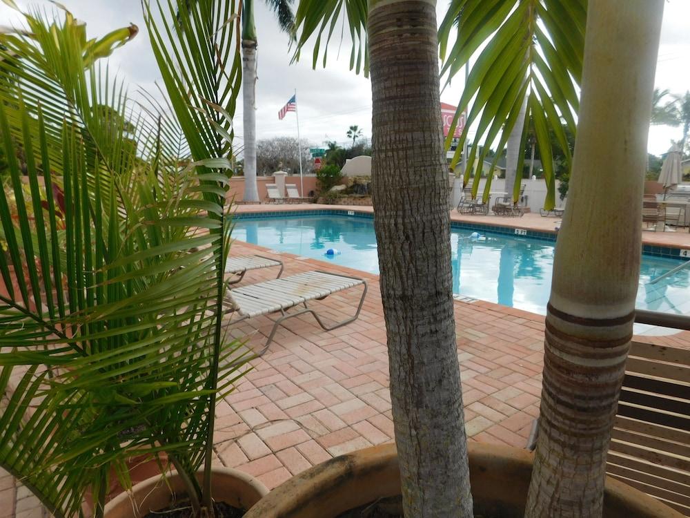 Hibiscus Suites - Gateway to Siesta Key photo 25