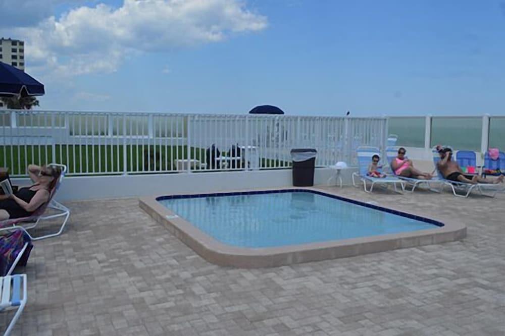 Traders Inn Beach Club photo 21