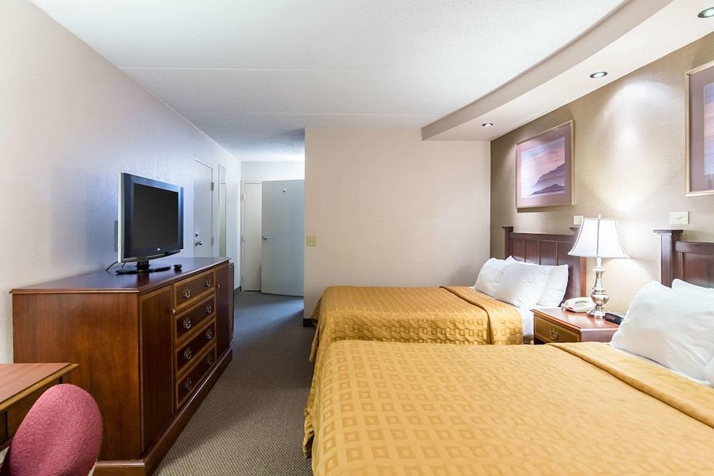 The Plaza Inn & Suites photo 15