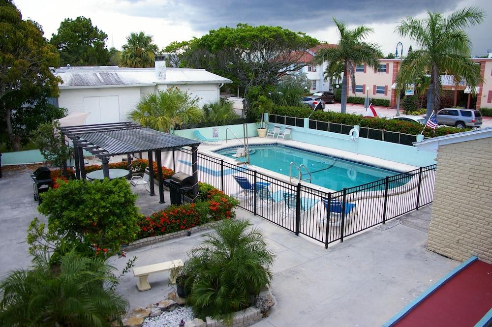 Holiday House Motel photo 21