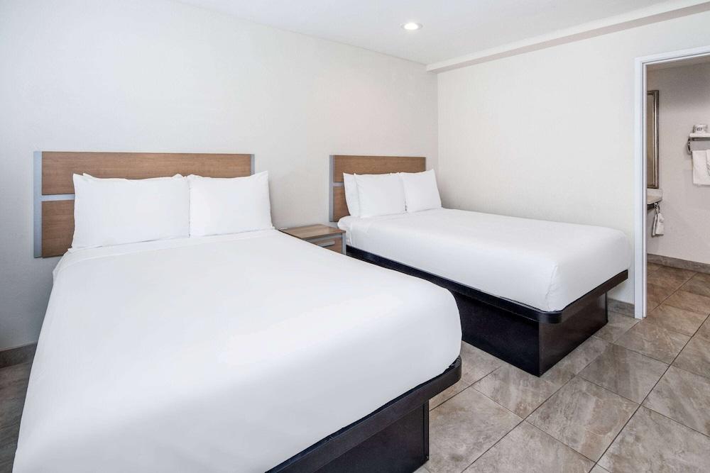 Super 8 by Wyndham Bakersfield Ca photo 11