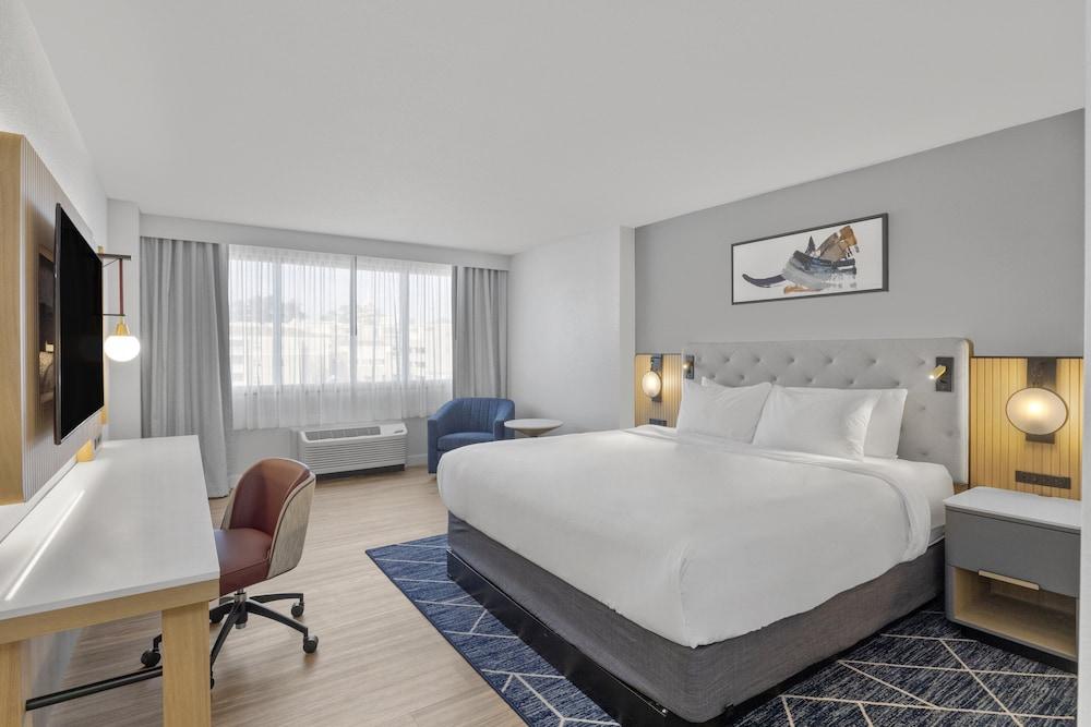 Crowne Plaza Virginia Beach Town Center by IHG photo 7