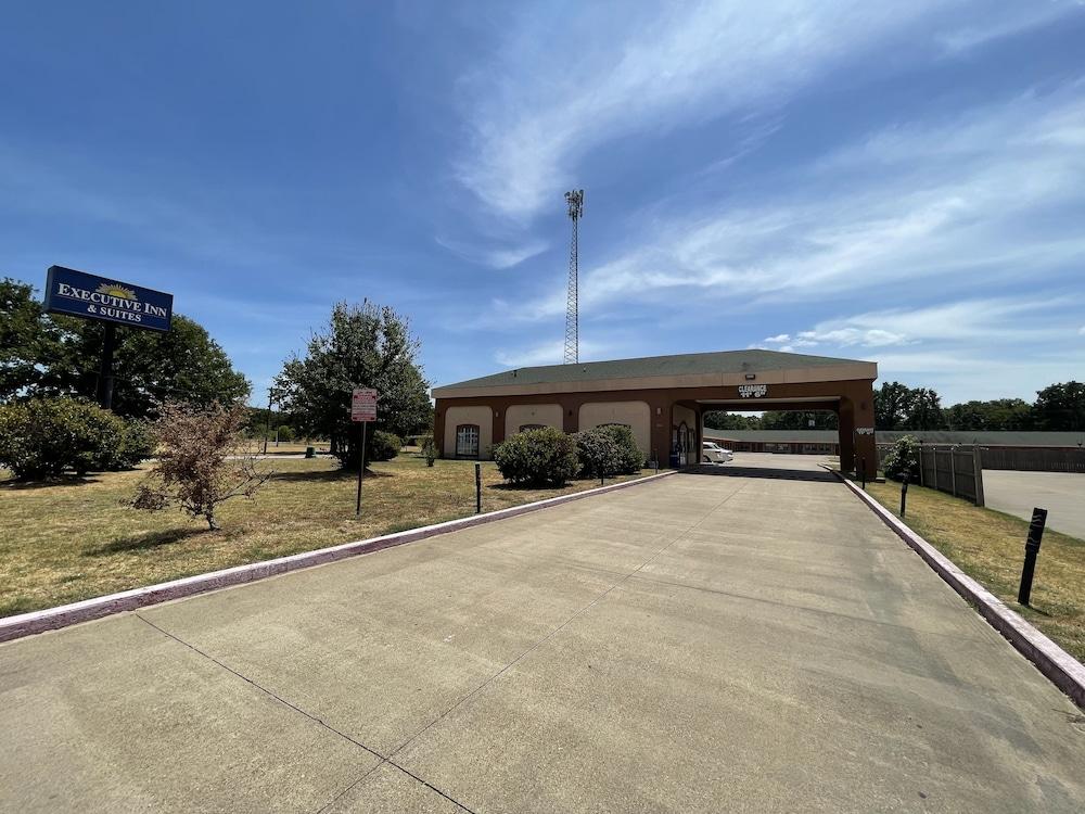 Gun Barrel Executive Inn photo 1