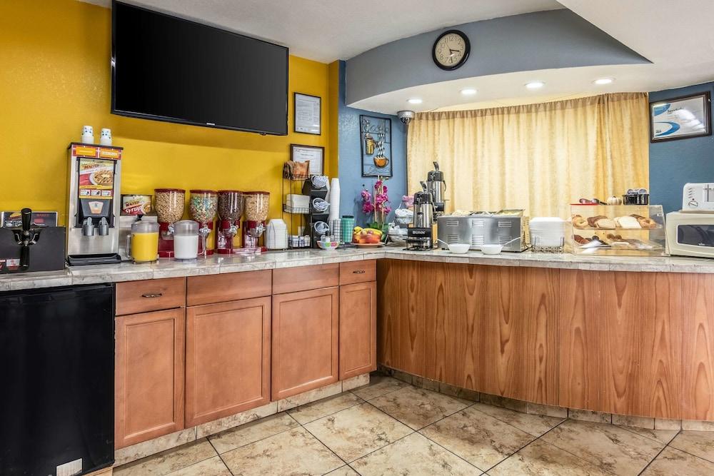 Econo Lodge Inn & Suites Macon North photo 16