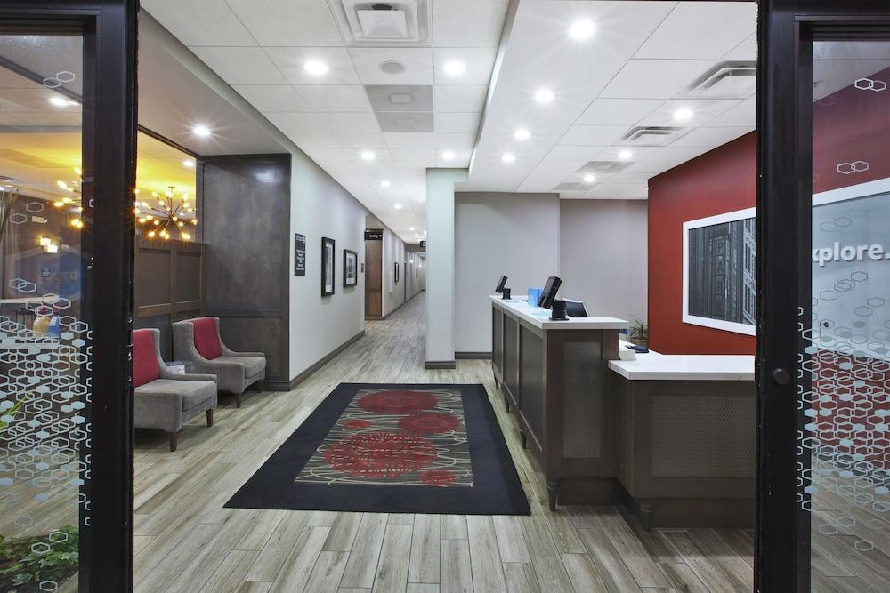 Hampton Inn by Hilton Detroit Dearborn photo 3