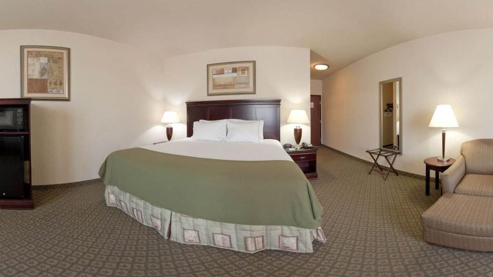 Holiday Inn Express Hotel & Suites Corsicana by IHG photo 2