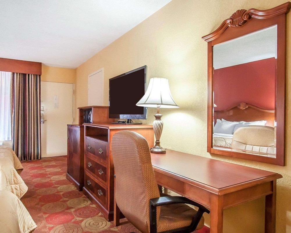 Clarion Inn & Suites University Center photo 15
