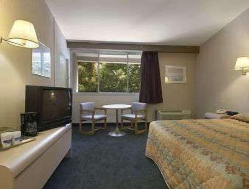 Knights Inn Liberty photo 6