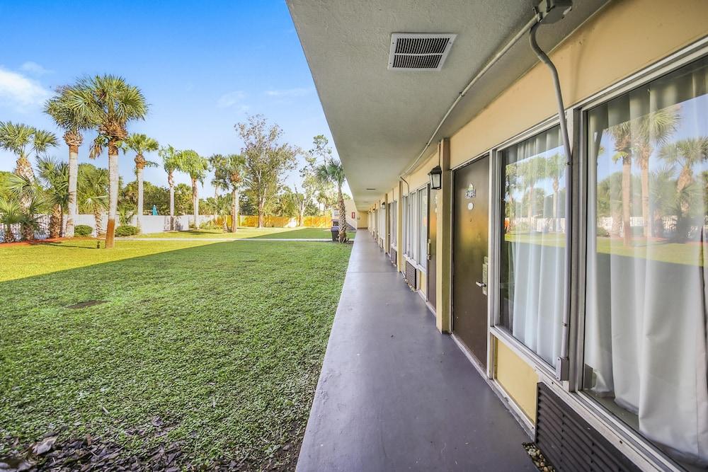 Econo Lodge Daytona Beach - Speedway photo 19