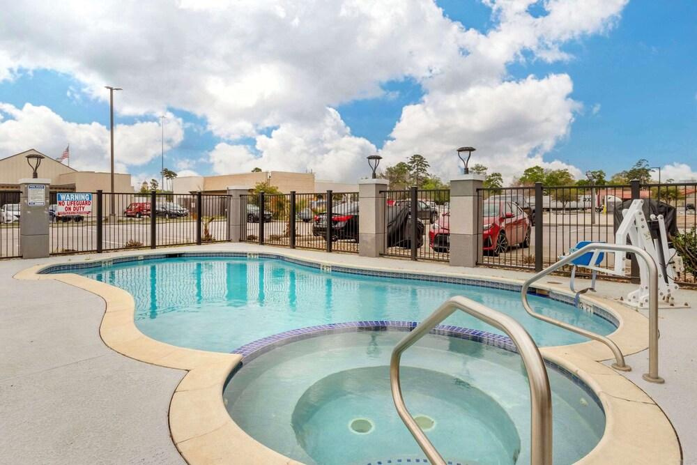 Comfort Suites Shenandoah-The Woodlands photo 30