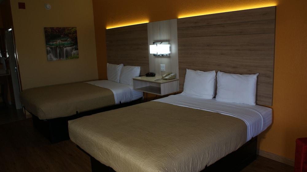 HomeTown Inn & Suites photo 30