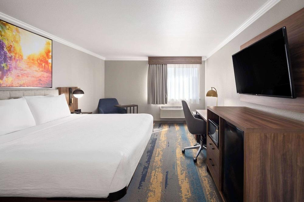 La Quinta Inn & Suites by Wyndham Yakima Downtown photo 59