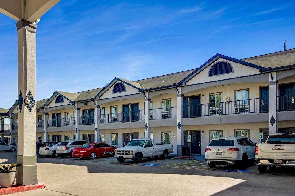 Executive Inn & Suites photo 9