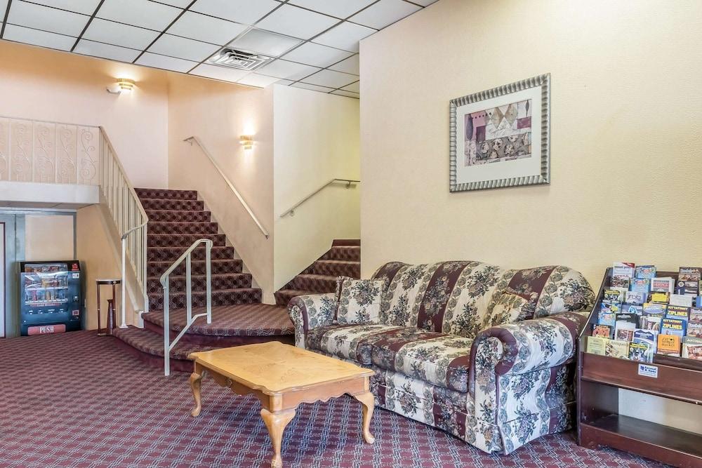 Econo Lodge Reading Airport photo 7