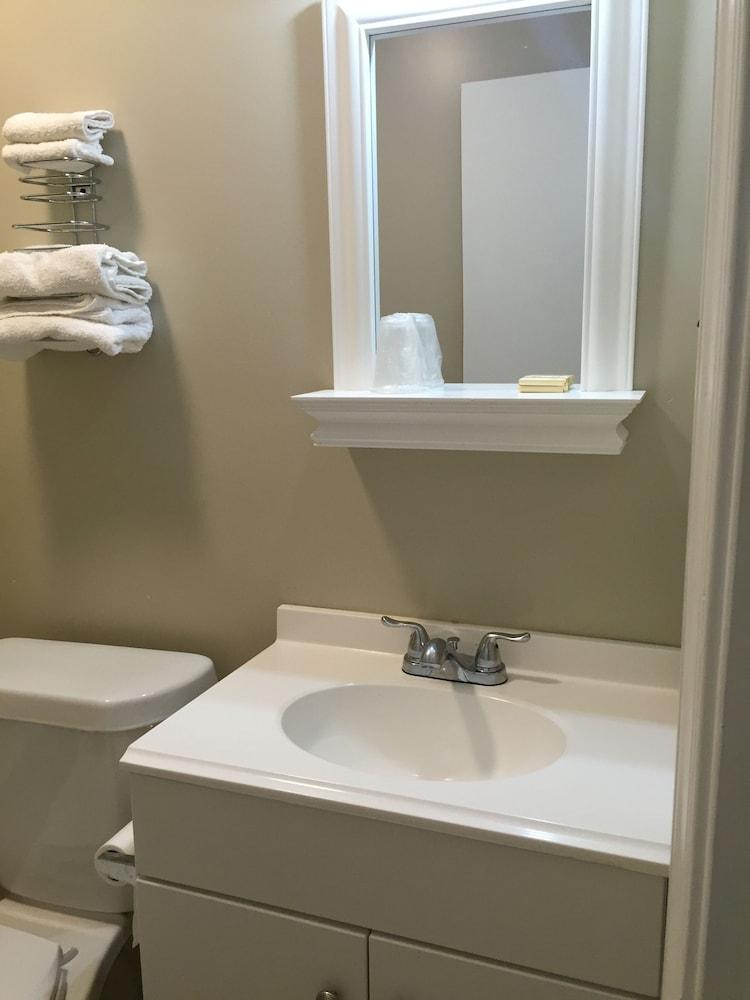 Scottish Inn and Suites photo 9