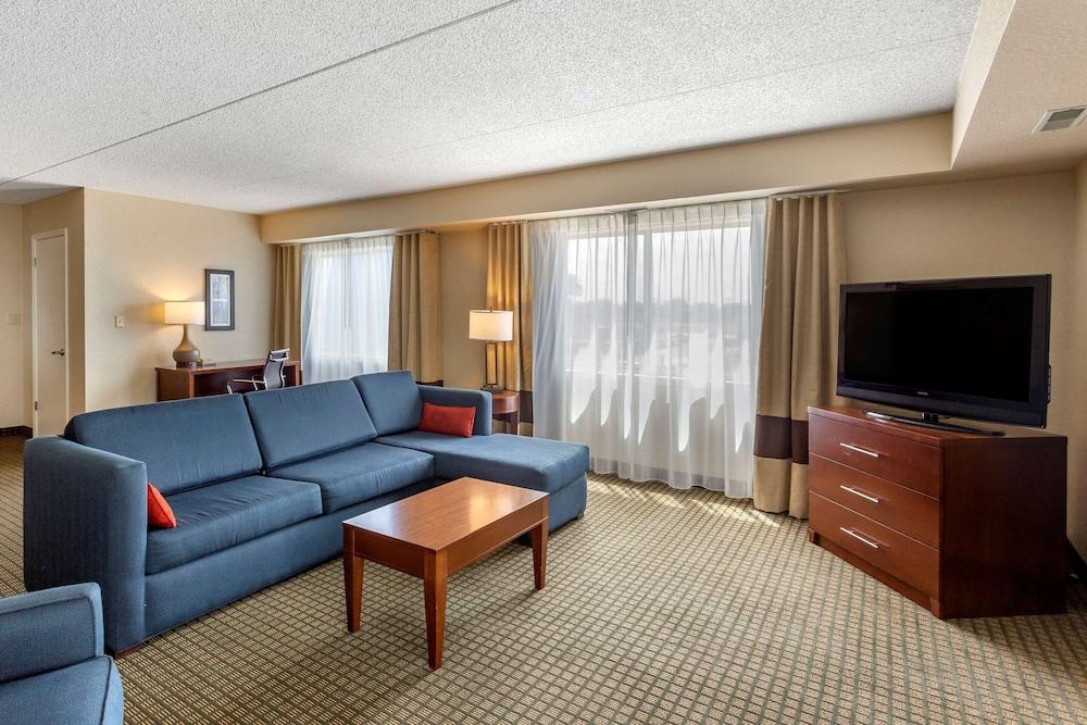 Comfort Inn & Suites Rochelle - DeKalb photo 11