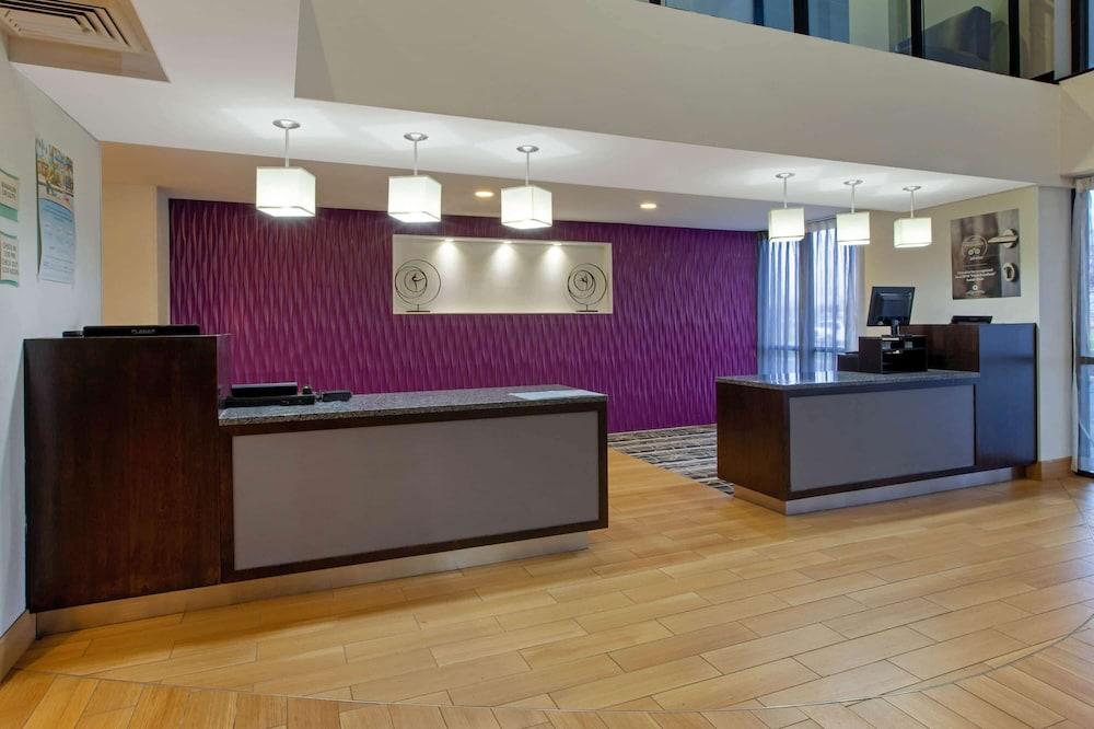 La Quinta Inn & Suites by Wyndham Detroit Metro Airport photo 9