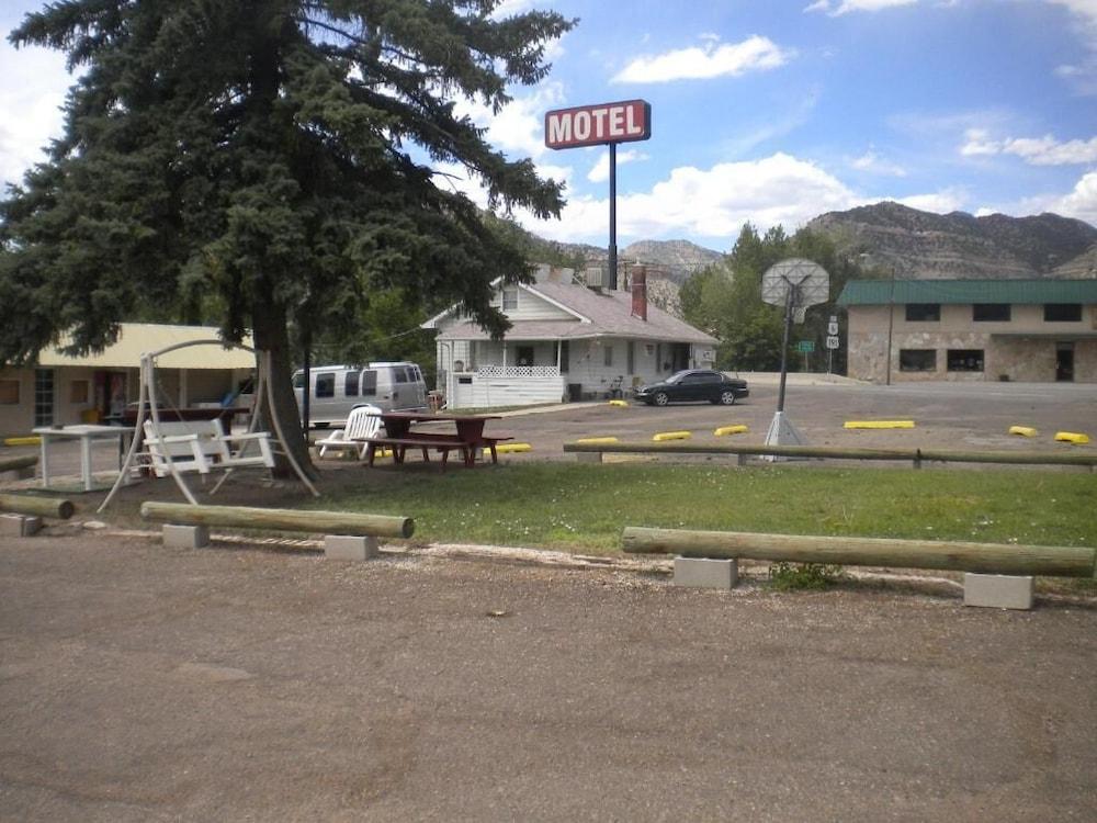 Riverside Motel photo 16