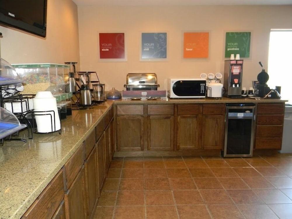 Boarders Inn & Suites by Cobblestone Hotels - Munising photo 21