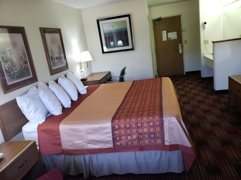 Americas Best Value Inn & Suites Harrisonville photo 58