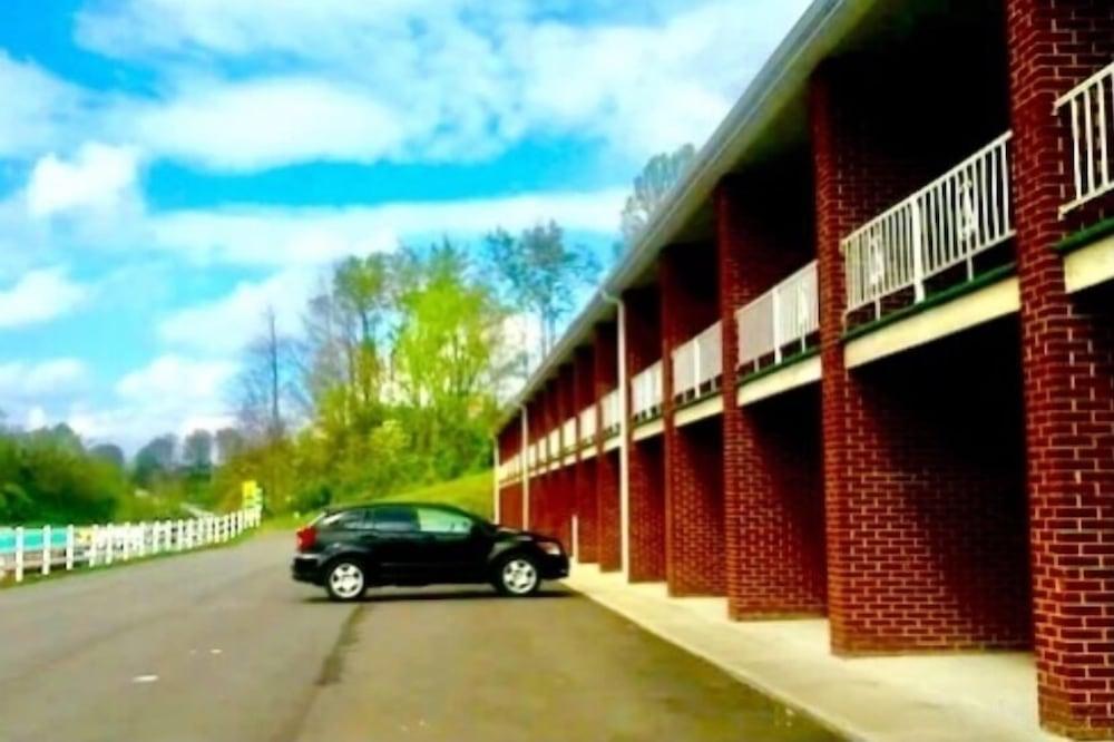 Sutton Lane Motel photo 11
