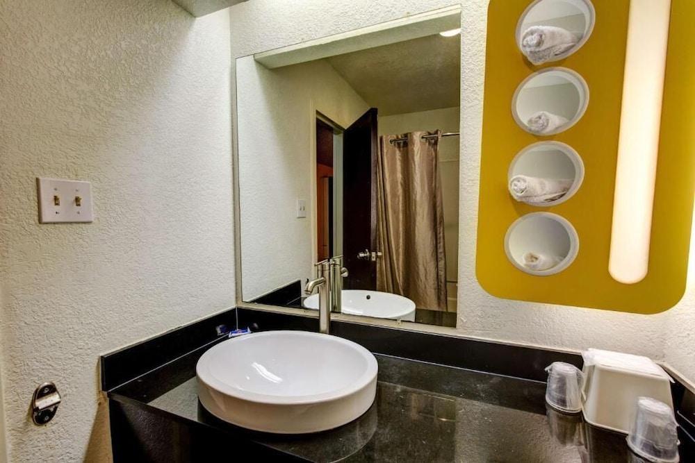 Executive Inn & Suites photo 19
