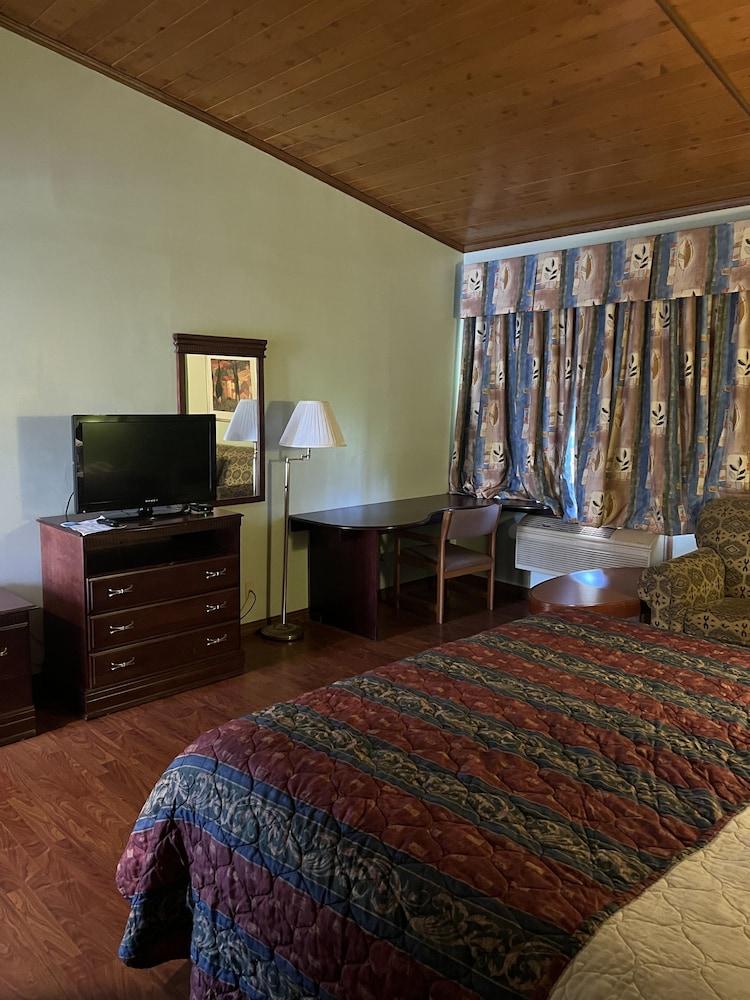 Town & Country Motel photo 10