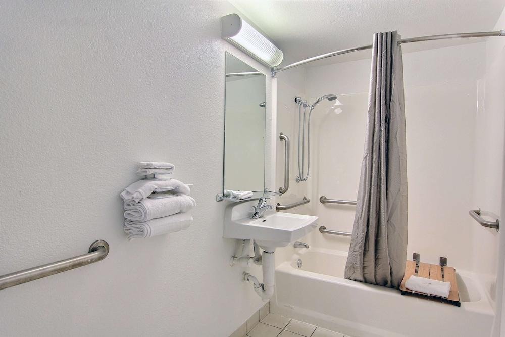 Motel 6 Austin, TX - Central Downtown UT photo 38